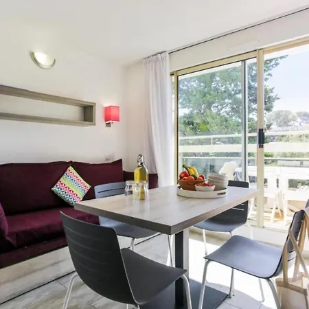 Une Chambre Et Un Canape Lit A Raphael Appartement *